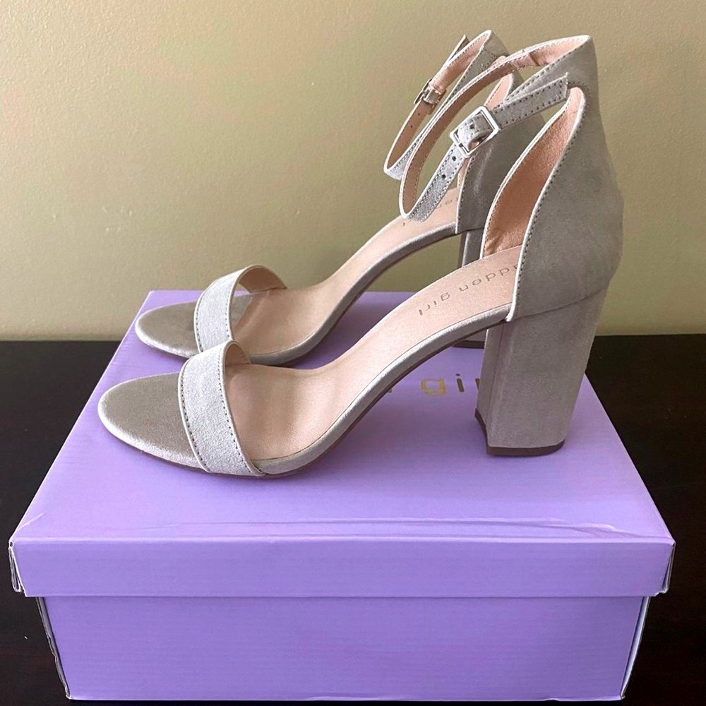 Madden Girl Bella Light Grey Faux Suede Block Heel Ankle Strap Sandals Size 9.5